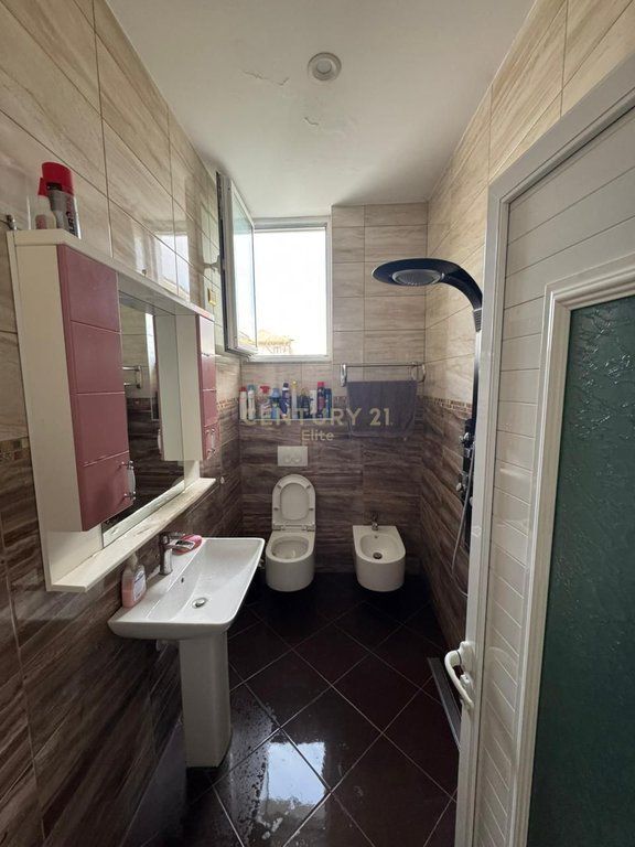 Villa su 2 Piani in Vendita a Farkë, vicino al Lago – Zona Elite 630.000 € Sup. Totale  324m2