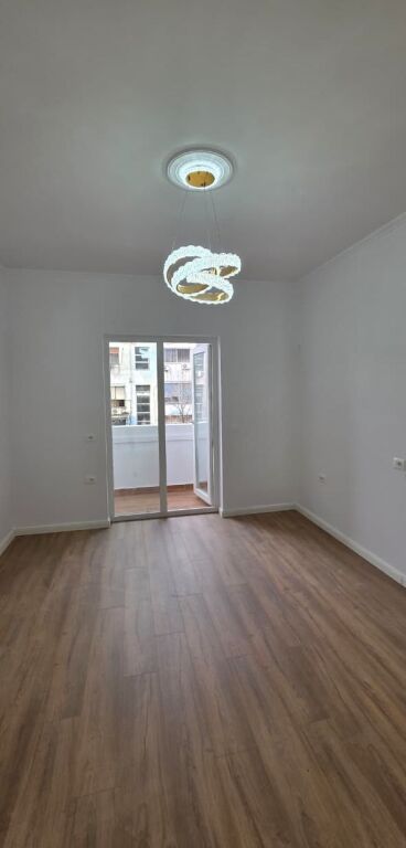 Shitet apartament 2+1 pranë rr. Bardhyl | VR111