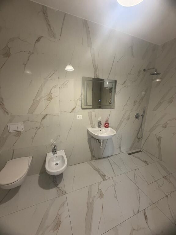 Zyre me qira tek Faramcia 10