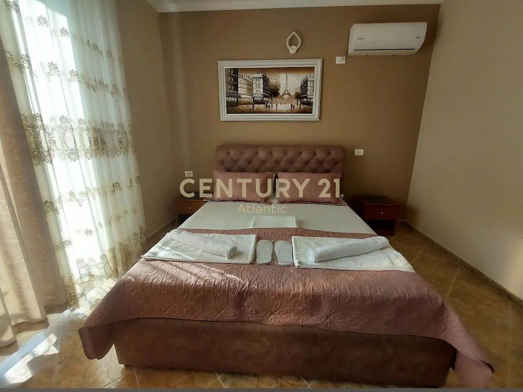 Jepet me qira hotel funksional në zonën e Shkëmbit të Kavajës, Durrës, vetëm 300 m nga deti