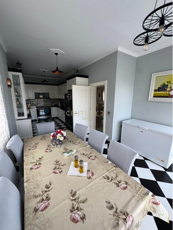 Shitet Vilë 2-Katëshe në Farkë, pranë Liqenit – Zonë Elitare