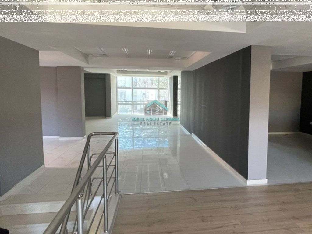 Dyqan me Qera, Rruga e Re, Vlore.