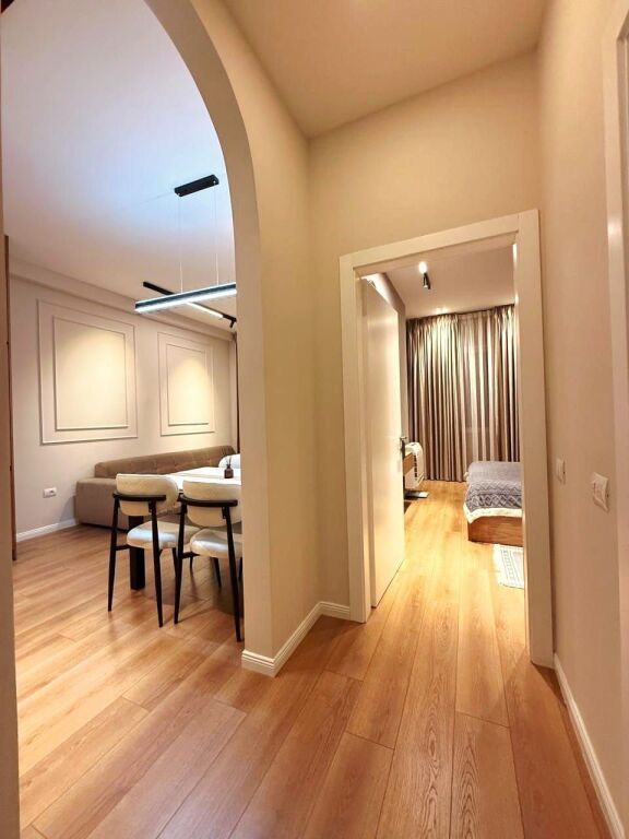 Rruga Kavajes sapo Kalon Pallatin me Shigjeta!  Shesim super apartament! 1+1