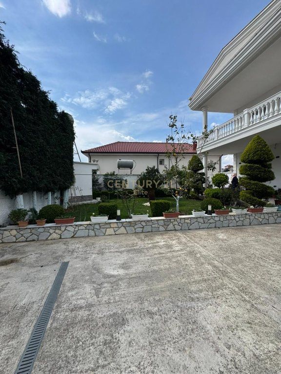 Shitet Vilë 2-Katëshe në Farkë, pranë Liqenit – Zonë Elitare