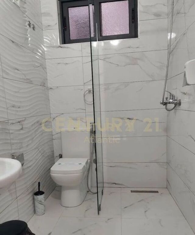 Hotel me qira tek Shkembi i Kavajes