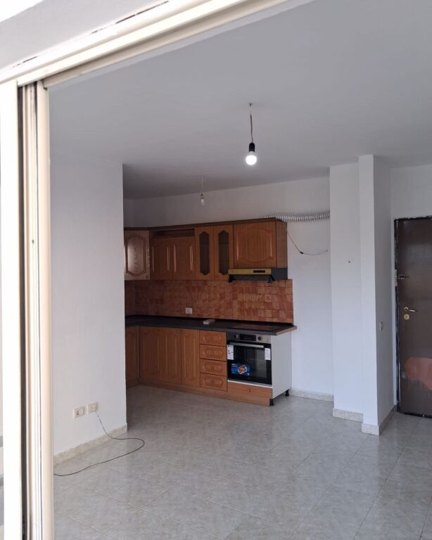 AFFITTASI APPARTAMENTO 1+1 CAMERE CAMPO D'AVIAZIONE, TIRANA