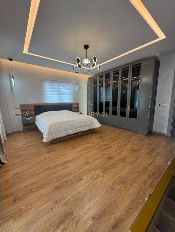 Shitet Vilë 2-Katëshe në Farkë, pranë Liqenit – Zonë Elitare