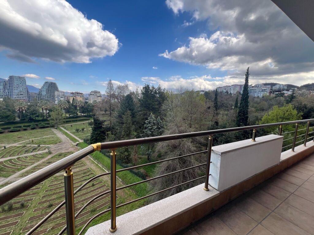 Ulet cmimi!Apartament 3+1+2, Kopshti Botanik, pa malore!!!