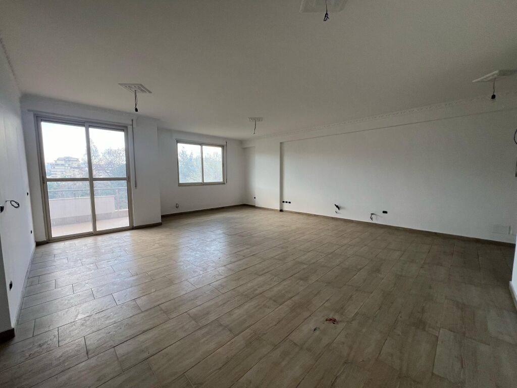 Ulet cmimi!Apartament 3+1+2, Kopshti Botanik, pa malore!!!