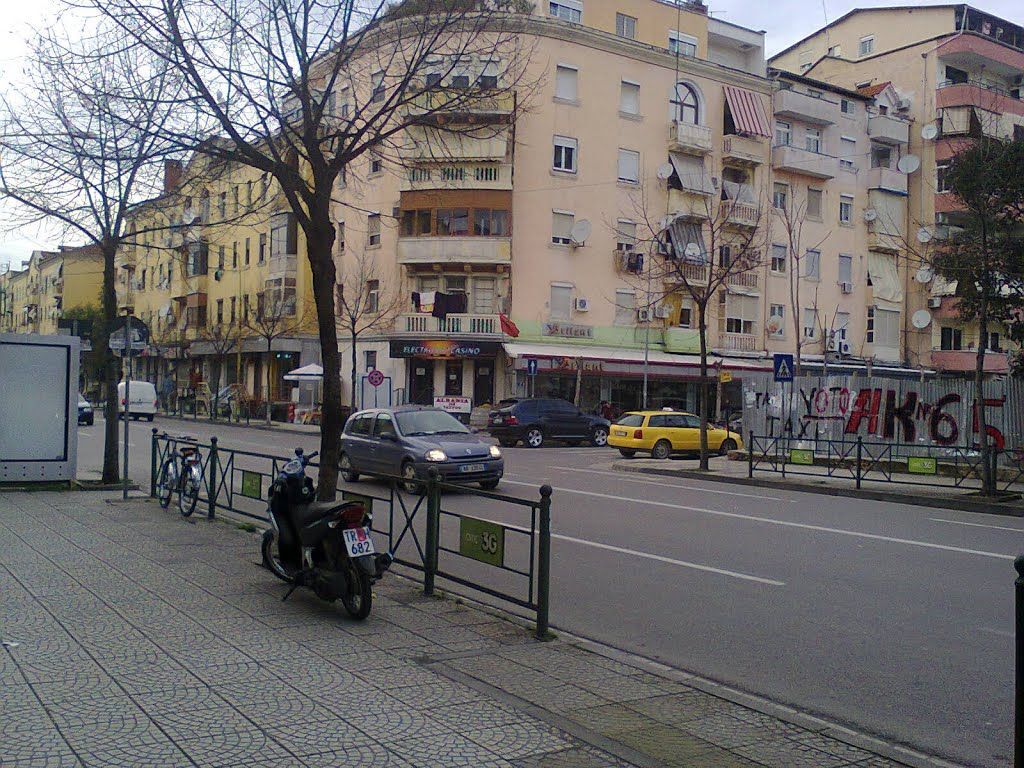 Ambient biznesi per qira buze rruge kryesore