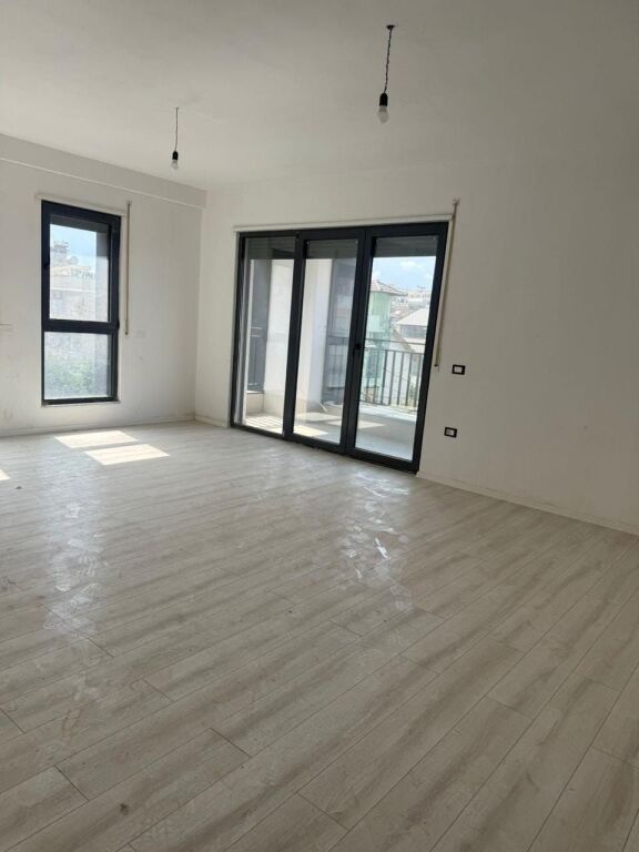 Ufficio In Affitto 2+1+2 al Nuovo Boulevard (ID BZ2887) Tirana