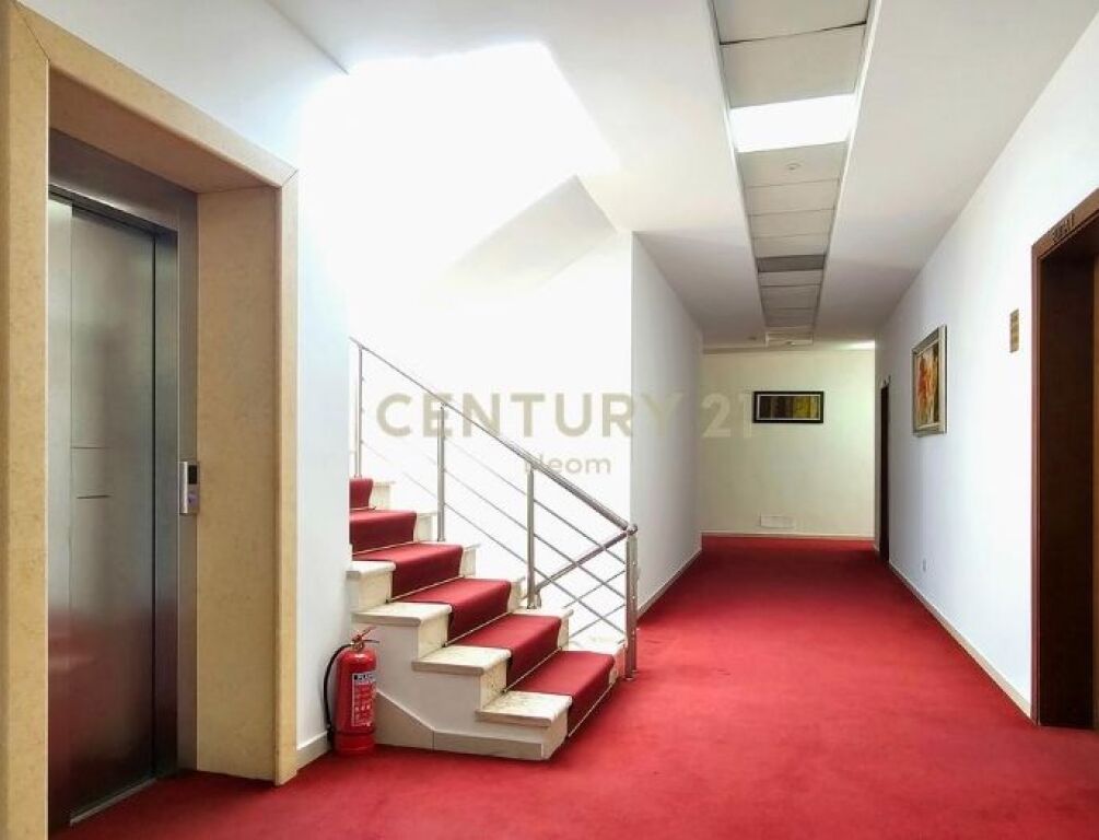 Business building for rent – large and flexible space