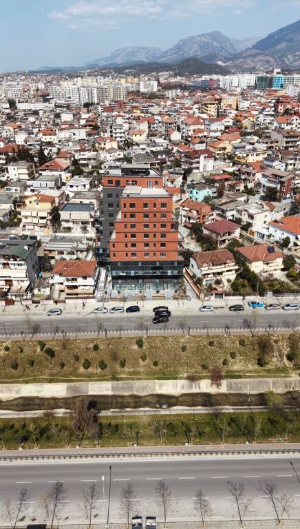 Njësi Shërbimi (Dyqane) për Qira / Shitje – Bulevardi Zhan D’Ark, (Materniteti i Ri Tiranë)