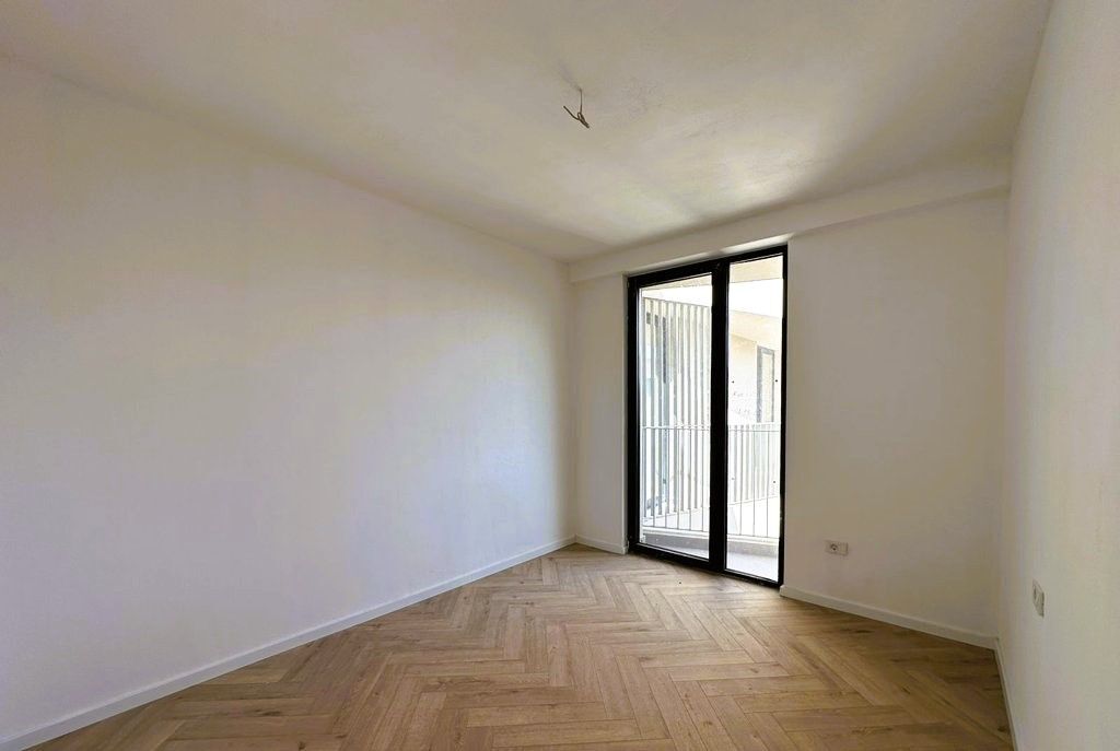 Ufficio In Affitto Al Golden Tower Al Mine Peza!