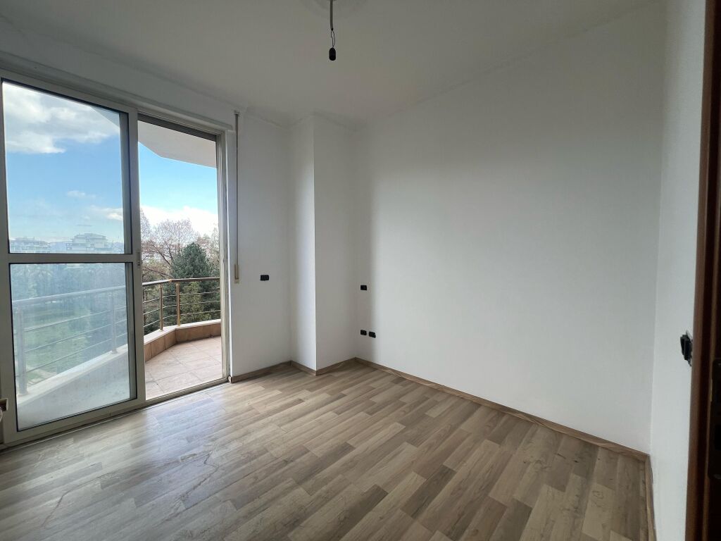 Ulet cmimi!Apartament 3+1+2, Kopshti Botanik, pa malore!!!