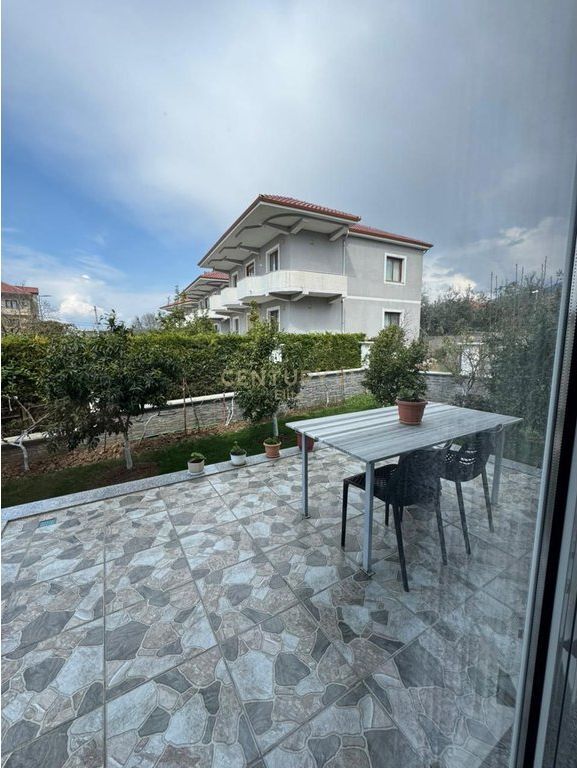 Shitet Vilë 2-Katëshe në Farkë, pranë Liqenit – Zonë Elitare