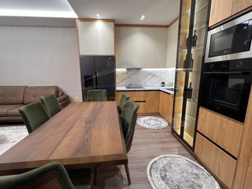 Shitet, Apartament 2+1+2+Post Parkimi, Ali Demi, Tiranë.