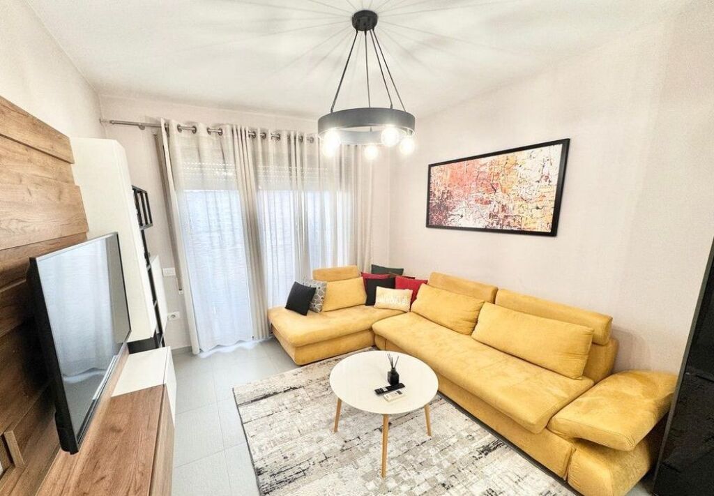 APARTAMENT 1+1 ME QERA, STADIUMI DINAMO!