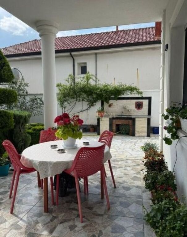 Villa su due piani in vendita – zona d'élite e sviluppo naturale