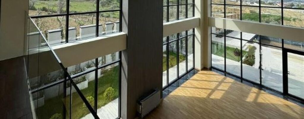 Villa moderna in vendita con giardino verde e piscina privata