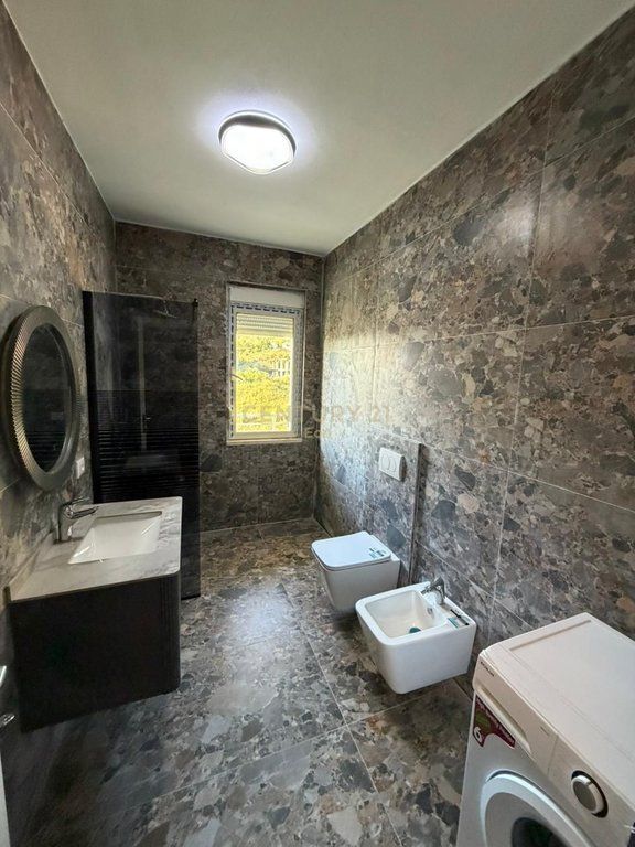 SHITET APARTAMENT 2+1 DHE VERANDE NE SHKEMBIN E KAVAJES, DURRES !