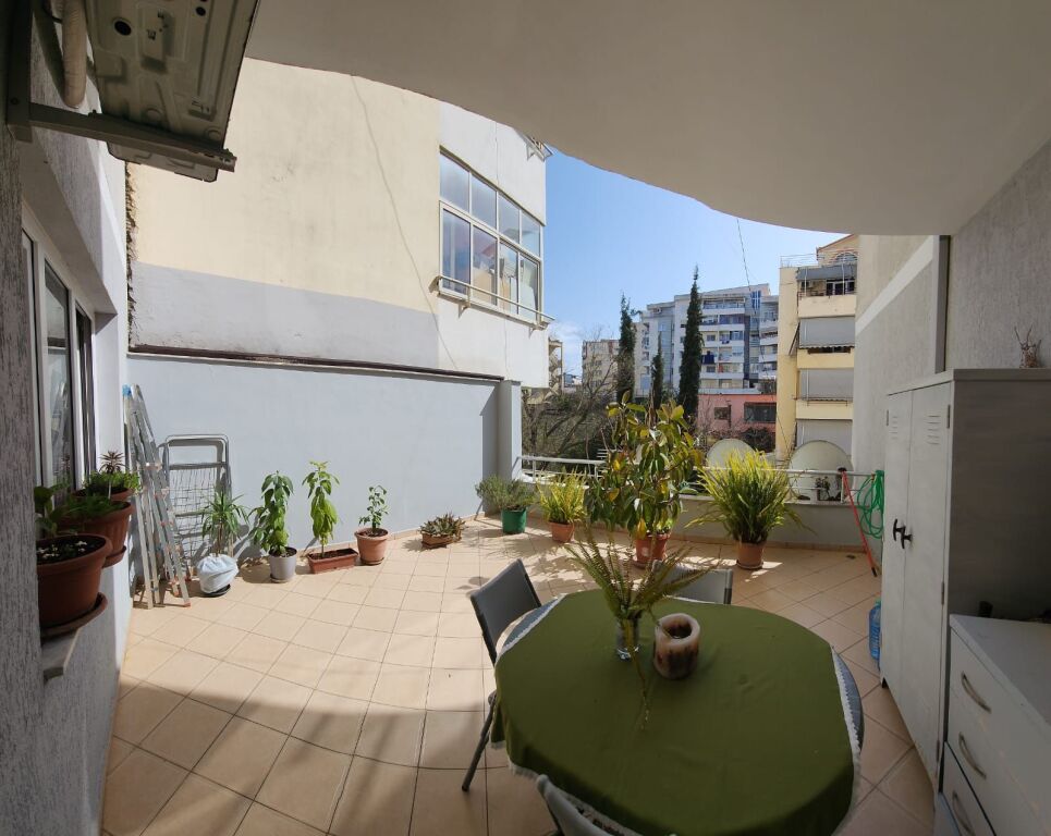 Shitet Apartament 1+1 me mundesi Konvertimi ne 2+1 prane Restorant Freskut