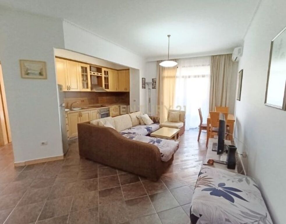 Apartament 2+1 me qera – hapësirë e ndriçuar dhe komode