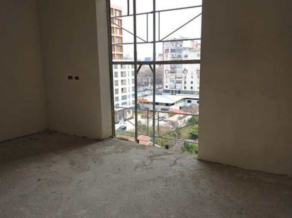 Shitet, Apartament 2+1+2, Laprake,Tiranë