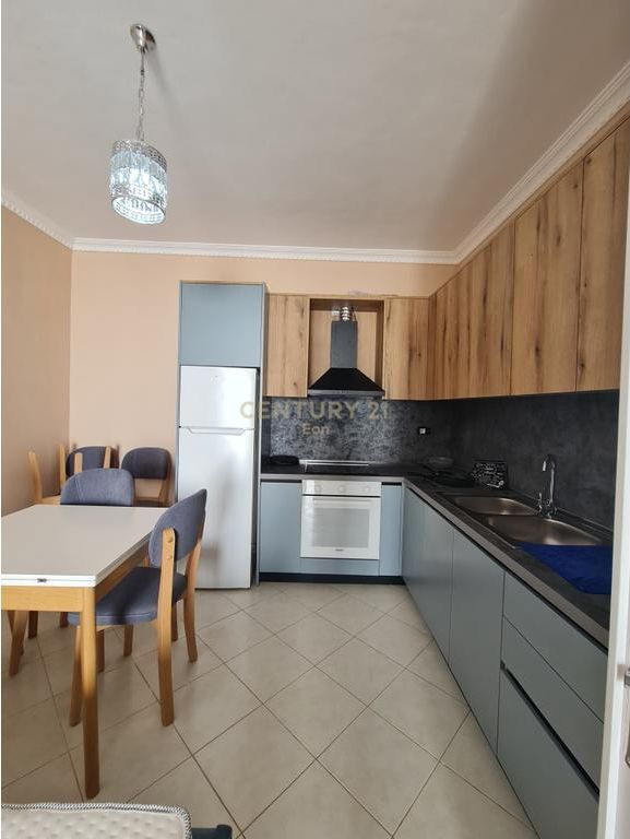 Shitet apartament 1+1 30m larg detit dhe Garazh në Qerret !