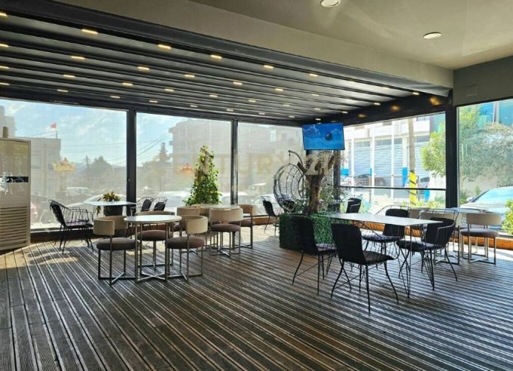 Business building for rent – large and flexible space