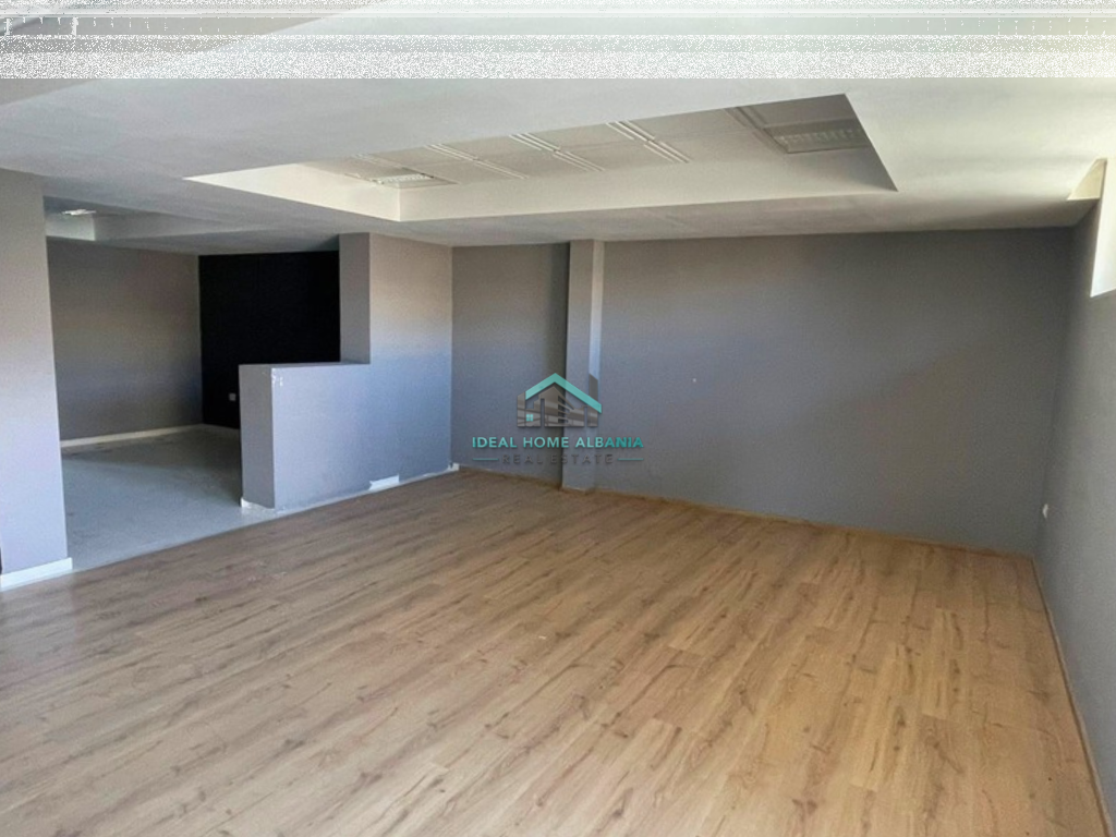 Dyqan me Qera, Rruga e Re, Vlore.