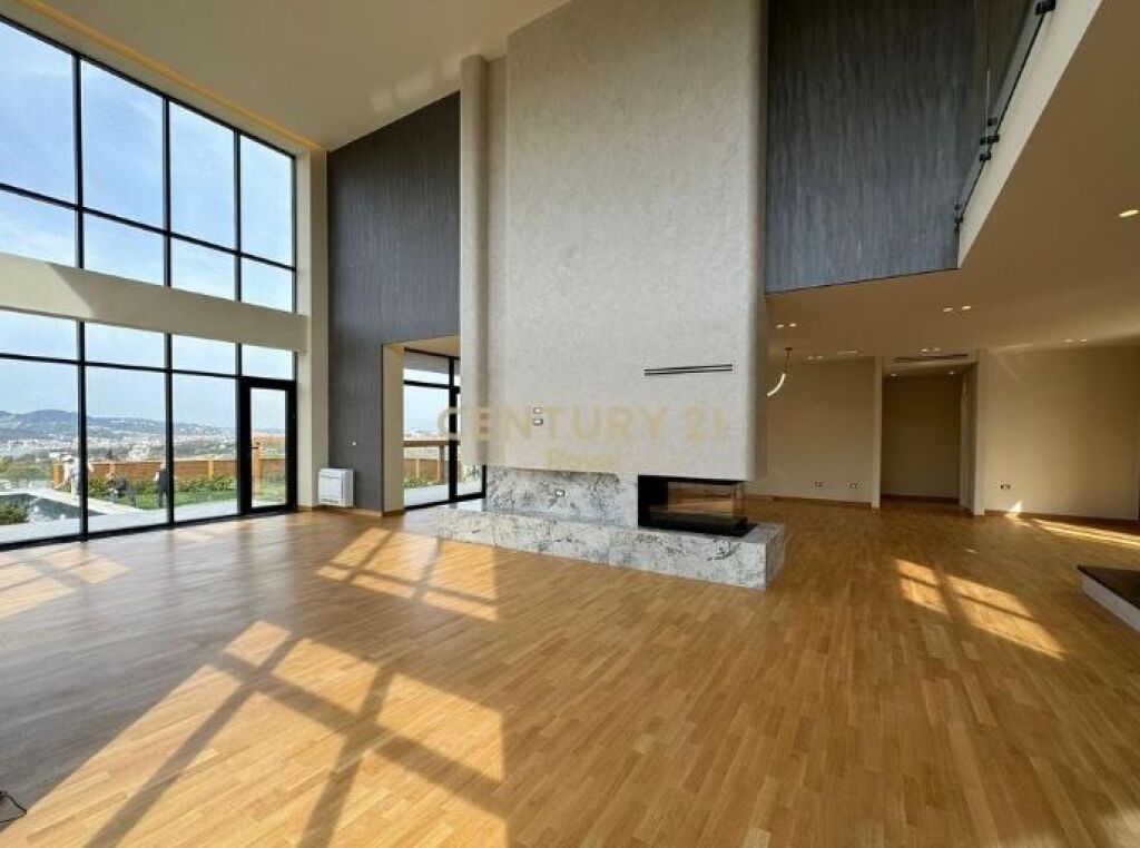 Villa moderna in vendita con giardino verde e piscina privata