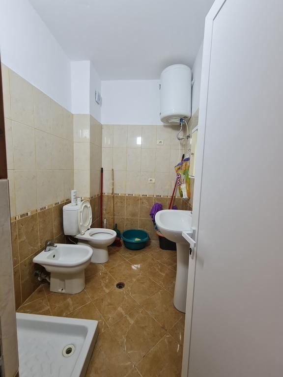 Shitet apartament 1+1 30m larg detit dhe Garazh në Qerret !