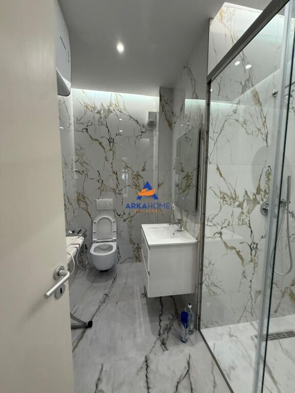 SHITET APARTAMENT 2+1+2 BALLKONE+POST PARKIMI "TE KOLOSEU, RRUGA E DURRESIT" 370.000 EURO