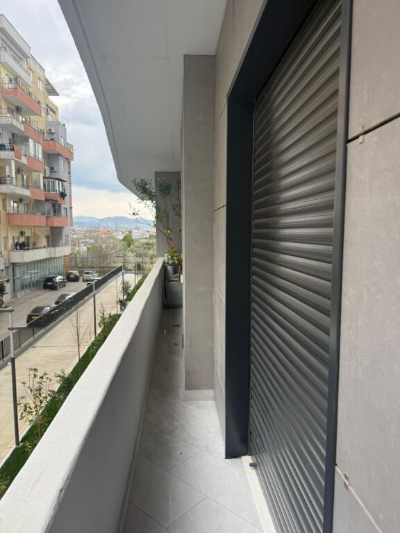 Jepet me qira apartament 2+1+2wc+2 ballkone ne Kamez