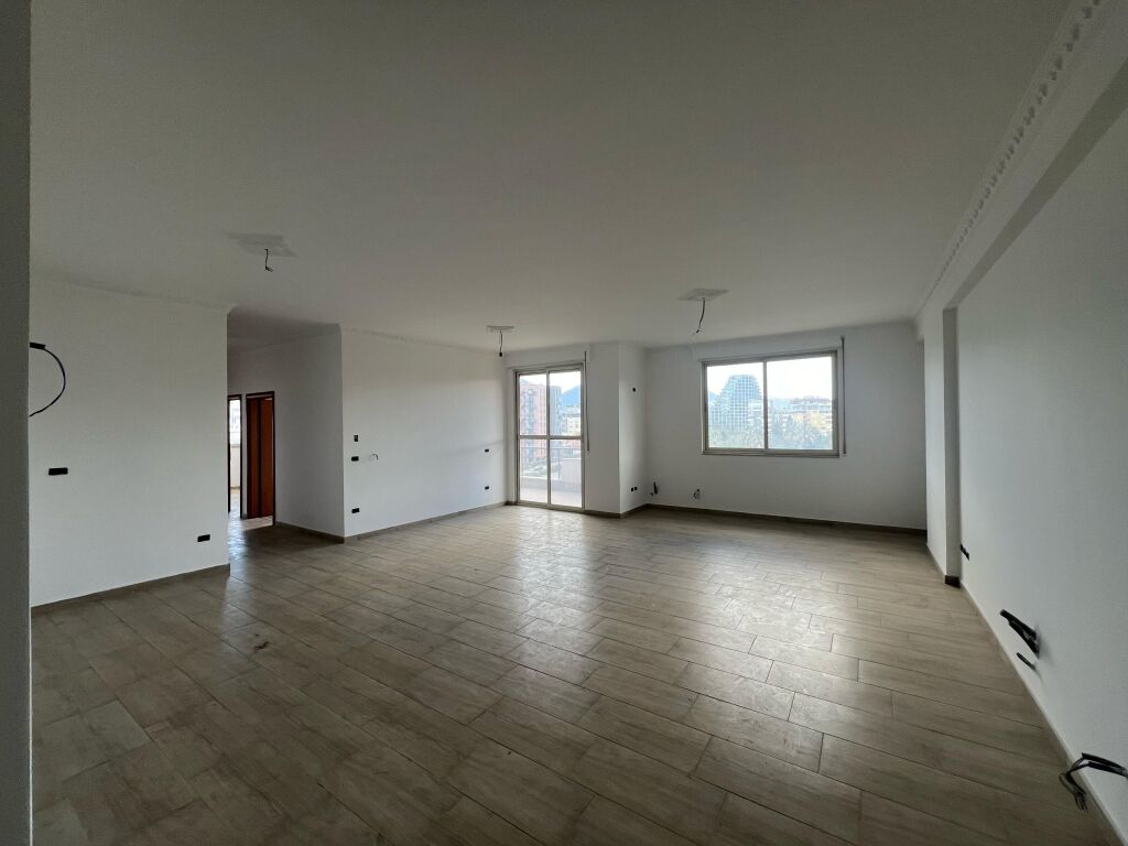Ulet cmimi!Apartament 3+1+2, Kopshti Botanik, pa malore!!!