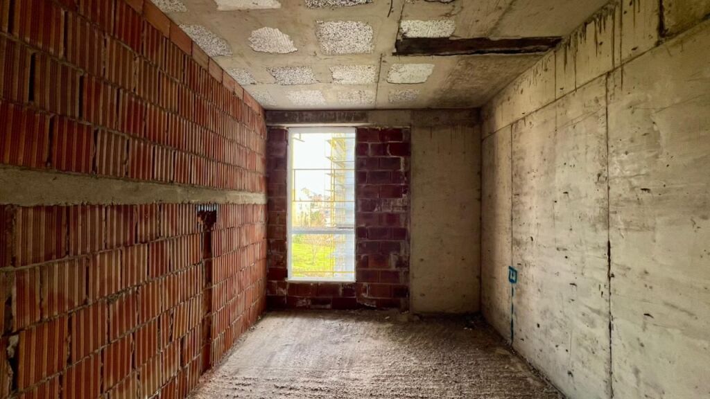 FOR SALE: 2+1 Apartment with Balcony (78 m²) 📍 Ali Demi – Idriz Dollaku Street Under Construction – Brick Phase || 6th Floor || €135,000 || Well-Connected Area 🏃🏻‍♂️