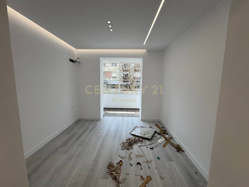 RRUGA E BARRIKADAVE, AMBIENT FOR RENT