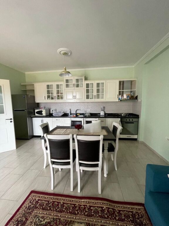 Pas Qendres Glob, jepet me qera apartament 2+1,i mobiluar.60,000LEKE