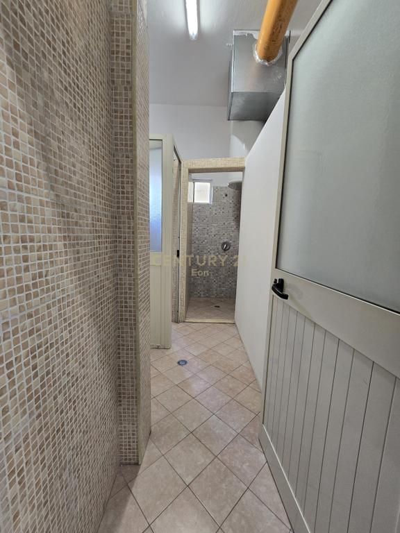 Ambient për Shitje në Durrës, pranë Rrugës Mujo Ulqinaku (1200 Euro/m2) !