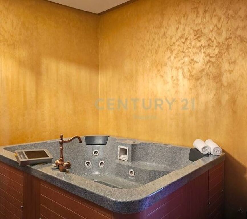 Business building for rent – large and flexible space