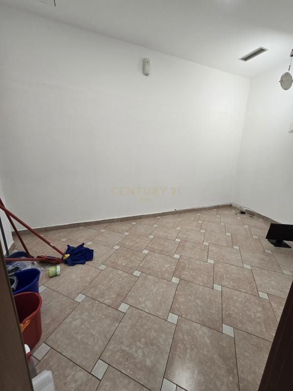 Ambient për Shitje në Durrës, pranë Rrugës Mujo Ulqinaku (1200 Euro/m2) !