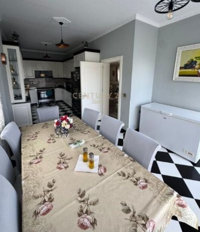 Villa su due piani in vendita – zona d'élite e sviluppo naturale