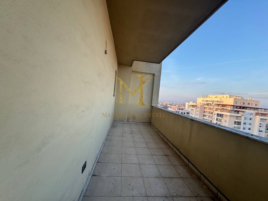 Shitet apartament 2+1+2 ne Durres, Stadiumi. 3 ballkon, 160m2 total