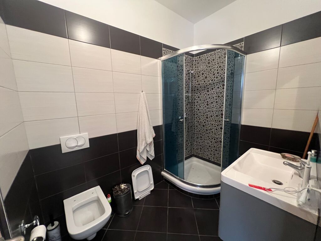 2+1 Me Qera, Nela 6, Yzberisht