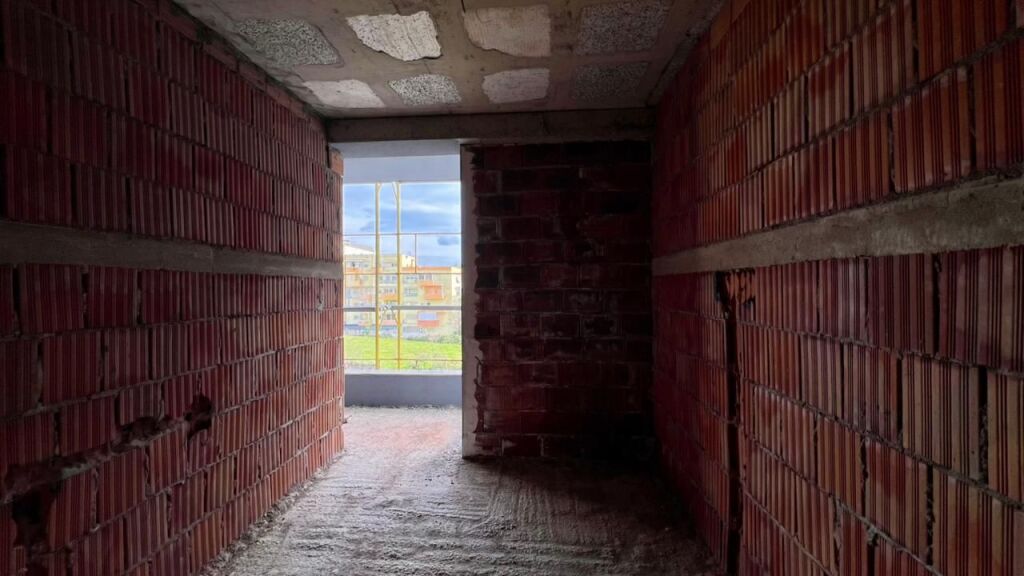 FOR SALE: 2+1 Apartment with Balcony (78 m²) 📍 Ali Demi – Idriz Dollaku Street Under Construction – Brick Phase || 6th Floor || €135,000 || Well-Connected Area 🏃🏻‍♂️