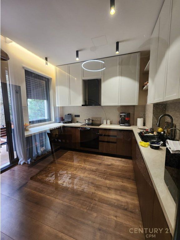 In vendita Triplex 3+2 4 bagni + 3 posti auto – Grey Stone 2 Residence, Lago Secco, Tirana
