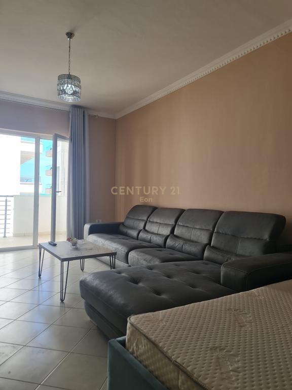 Shitet apartament 1+1 30m larg detit dhe Garazh në Qerret !