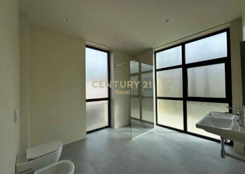 Villa moderna in vendita con giardino verde e piscina privata