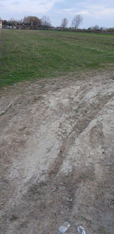 Ishull Lezhë shitet tokë